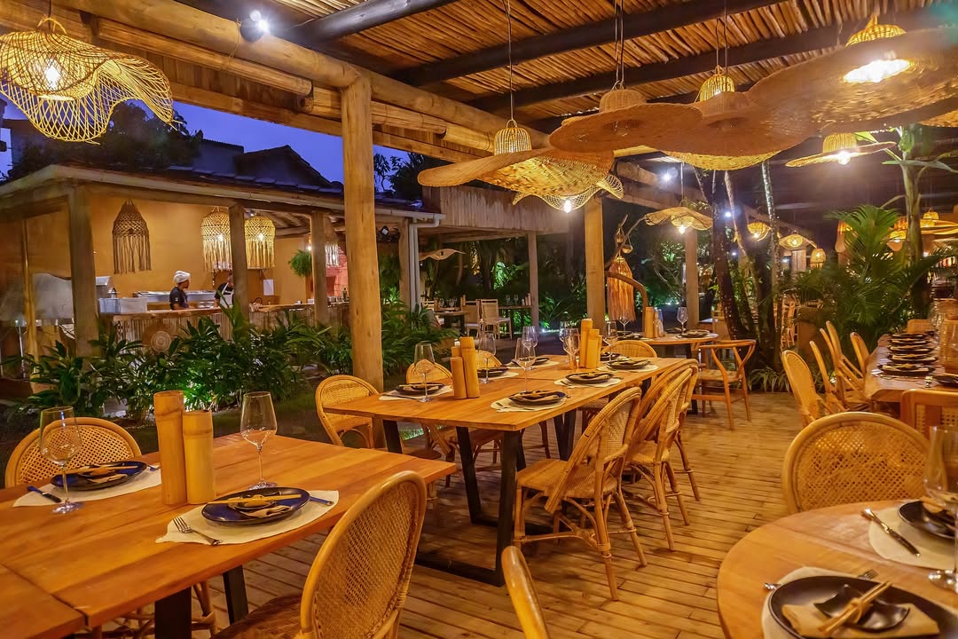 Screenshot da interface de um motor de reservas moderno sendo acessado em um tablet, mostrando um calendário de disponibilidade