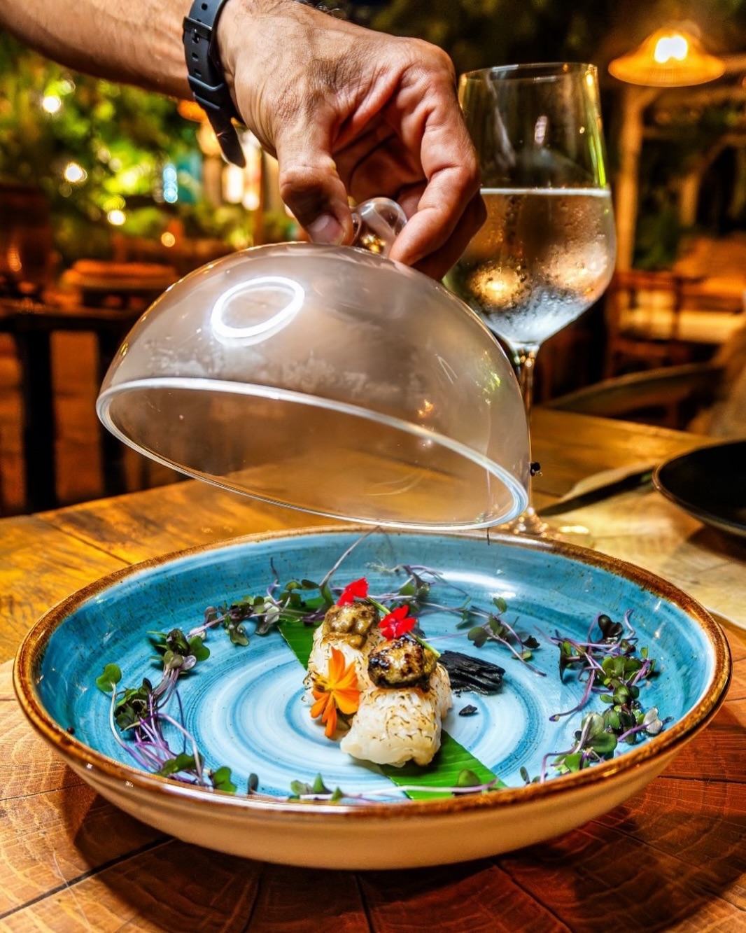 Gráfico de pizza mostrando a mudança na origem das reservas, com uma fatia de 'Reservas Diretas' crescendo de 15% para 40%