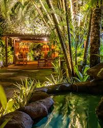 Ilustração de um hóspede usando o celular para interagir com um chatbot de hotel inteligente, com balões de diálogo mostrando opções de reserva